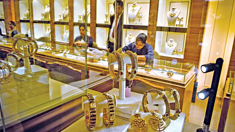 Gold glitters for India�s leaders but jewellery guarded tight