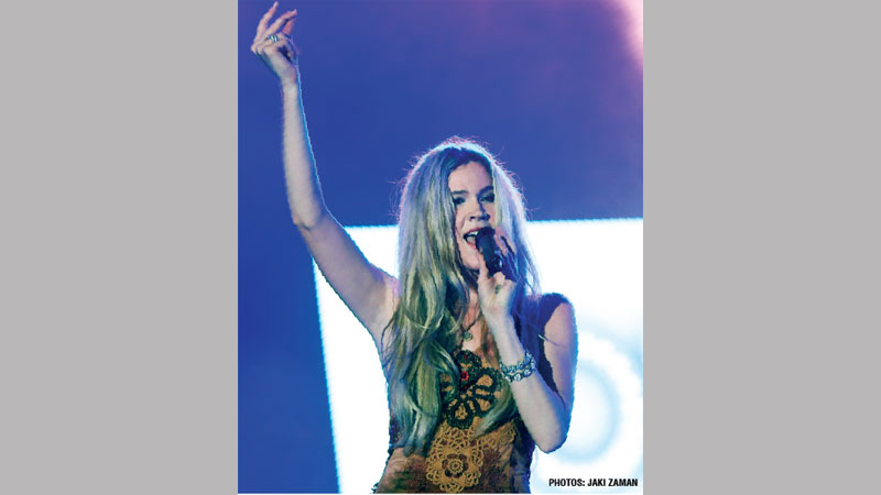 Joss Stone delights Dhaka audience 