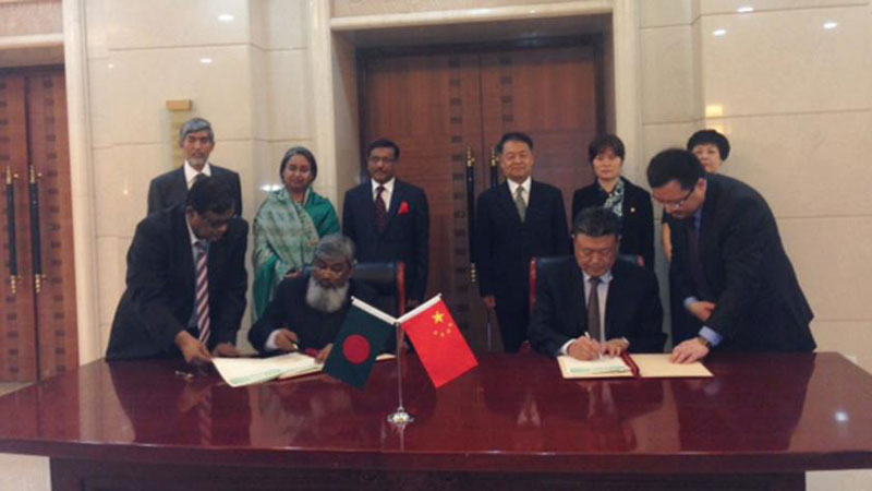 Removing illegal structures from Karnaphuli bank