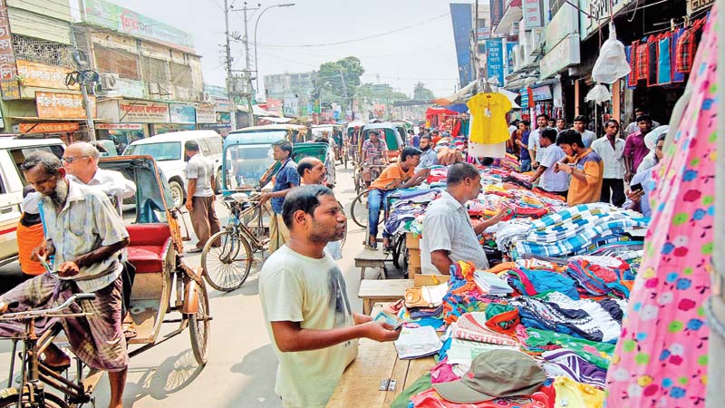 Makeshift shops add woes 
to people in Khulna  
