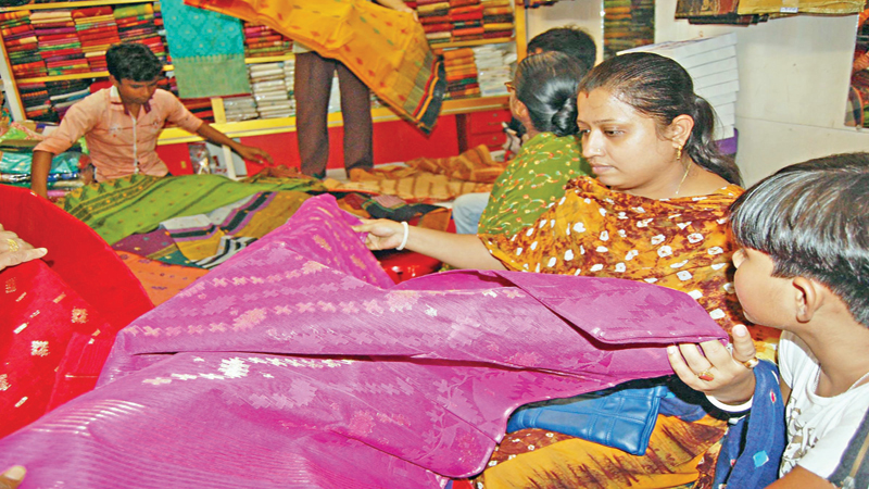 Khulna markets abuzz with shoppers 
