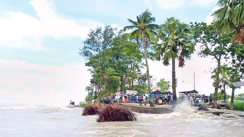 River devours dyke, threatens villagers
