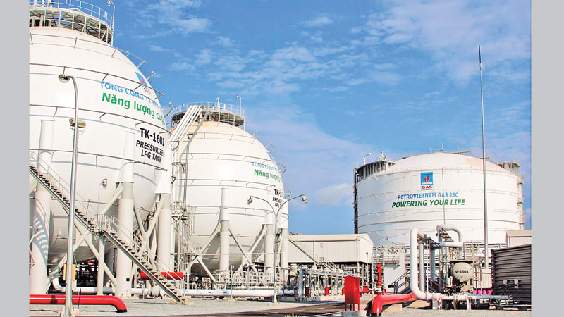 Adoption of liquefied gas in economy: LNG and LPG market development