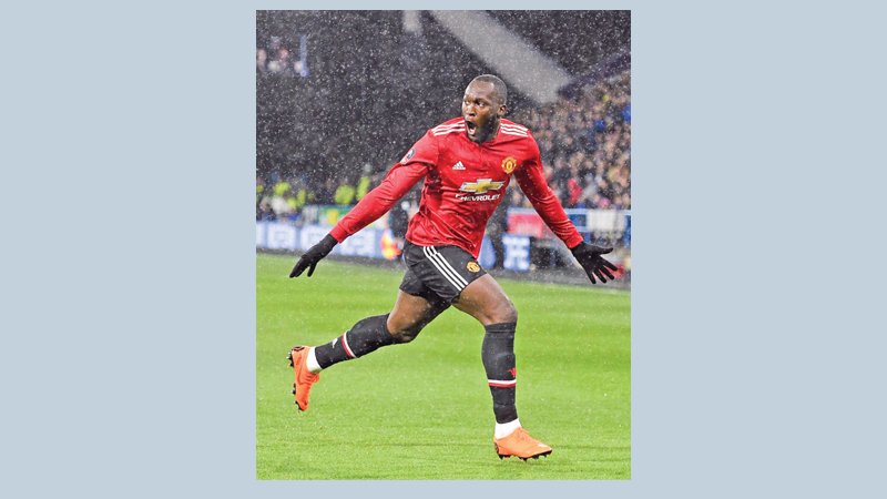 Lukaku eases Man Utd into FA Cup quarters