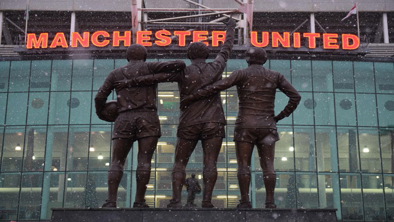 Majestic Martial guides Man Utd through 