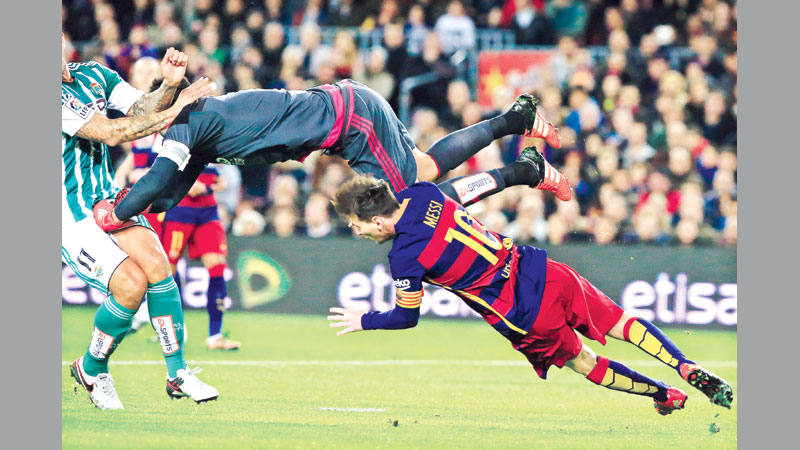 Messi hits 500 for Barca in style