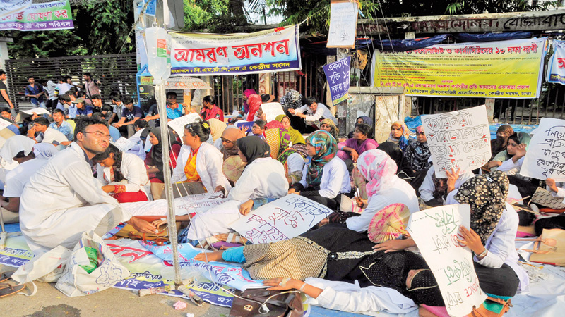 Medical tech-pharmacy 
students continue strike
