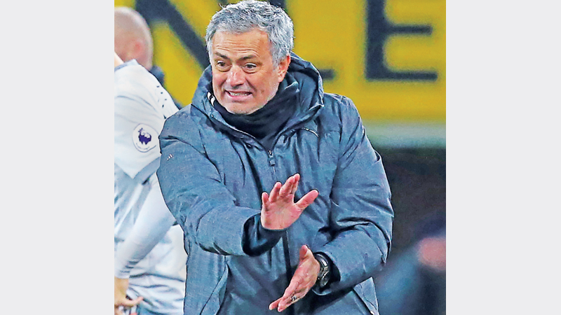 Mourinho signs contract extension at Man United