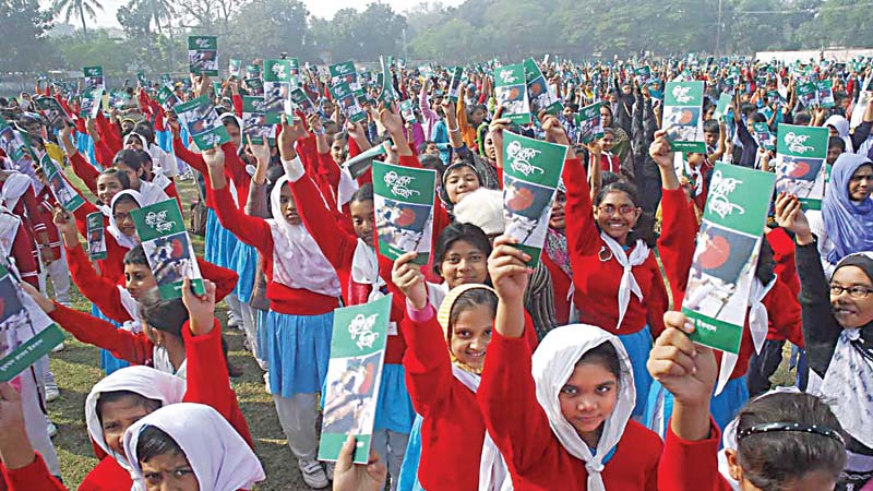 Muktijuddher Itihas distributed among school children 