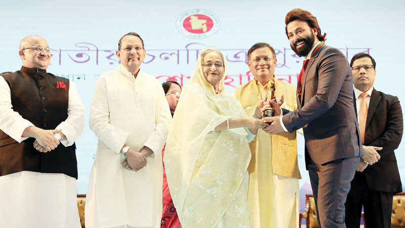 PM distributes Nat’l Film Awards