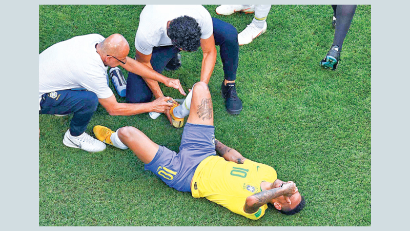 Ref duped by Neymar play-acting, says Mexico coach Juan Osorio