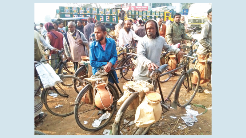 Hundreds of maunds of date molasses sold twice a week