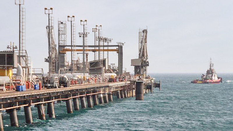 Oil falls back under $40 a barrel 