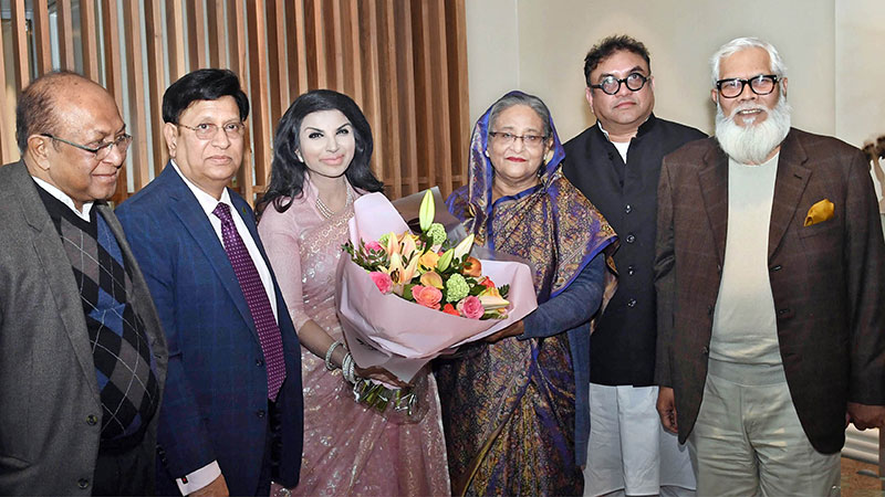 PM arrives in London