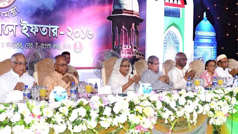 PM hosts iftar for professionals
