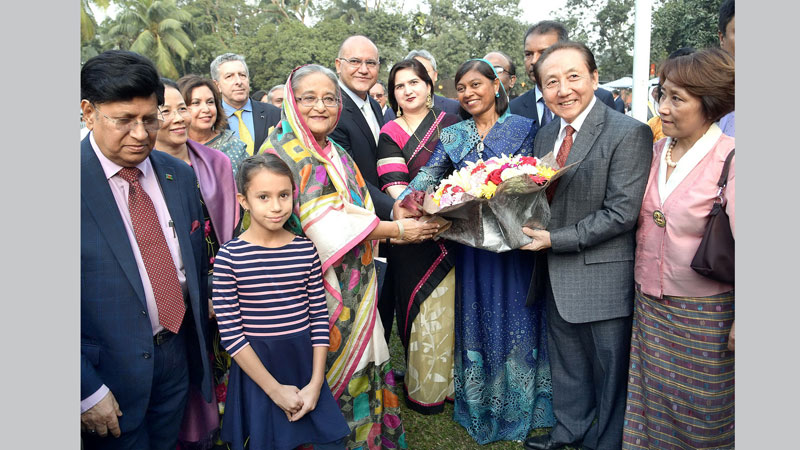 PM hosts tea party for foreign diplomats