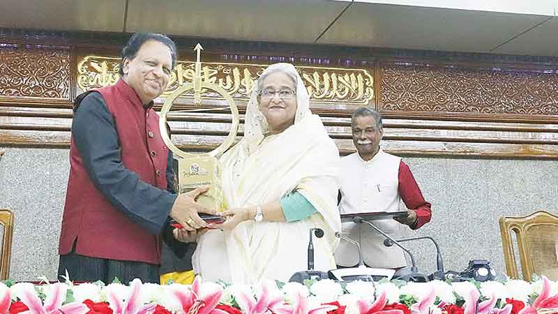 PM receives
Dr Kalam smriti awards