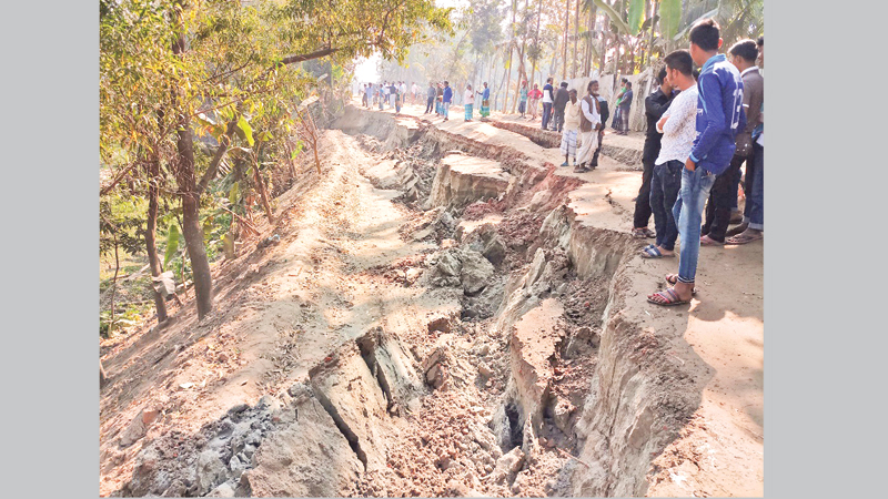 Panic in Kapasia as land subsides