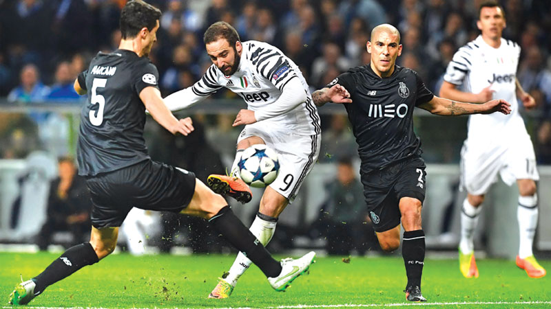 Pjaca, Alves strikes lift Juve past depleted Porto