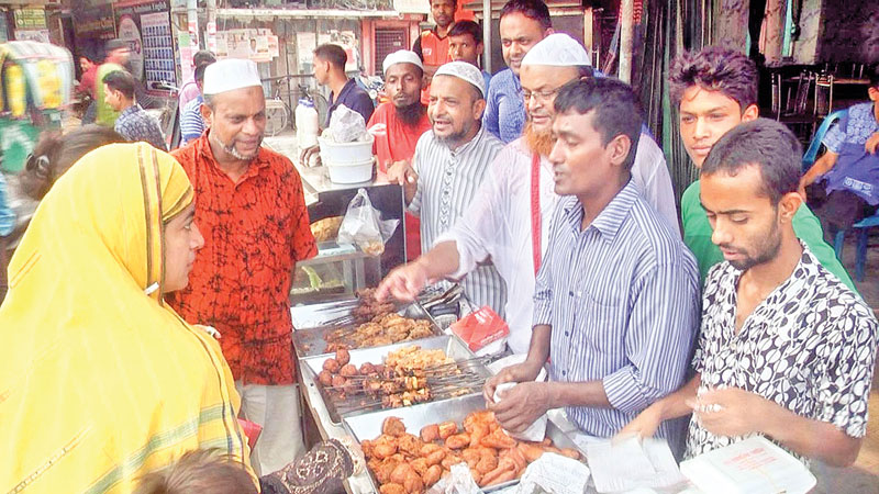 Delicacies draw crowds in Rajshahi Iftar market