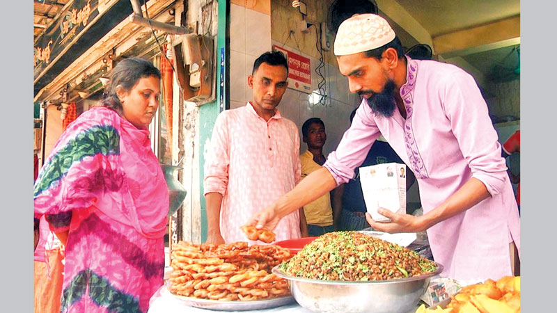 Rajshahi feasts on Iftar delicacies
