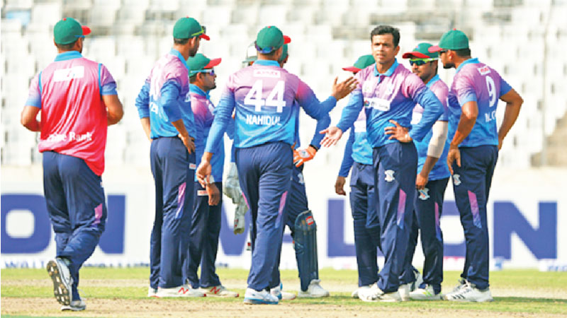 Razzak reaches 400-wicket milestone