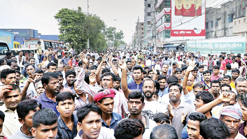 Rickshaw, van pullers block roads to protest against ban