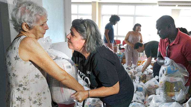 Rio’s unpaid govt workers line up for food