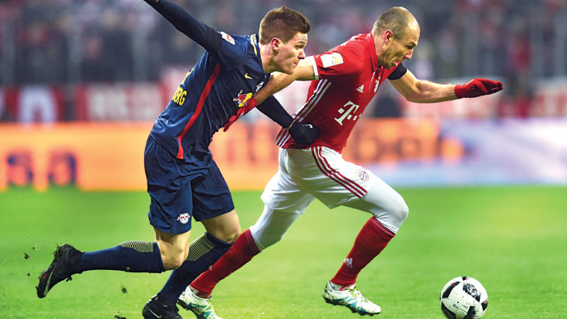 Bayern hammer 10-man Leipzig to open up lead 