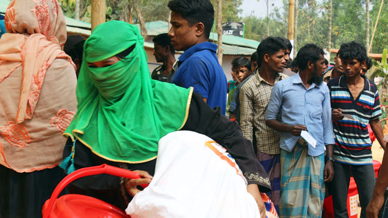 Rohingya refugees start receiving Malaysian relief 