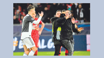 Ronaldo rages at selfie-hunting pitch invader