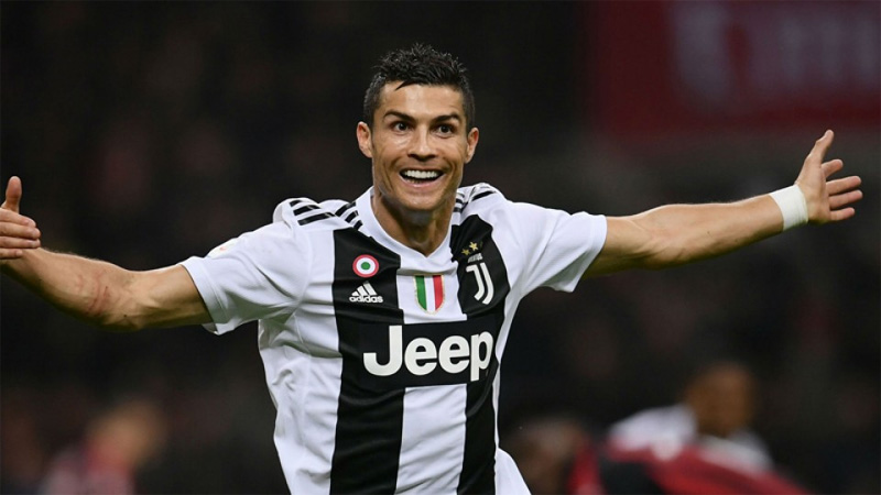 Ronaldo returns to Turin after coronavirus lockdown
