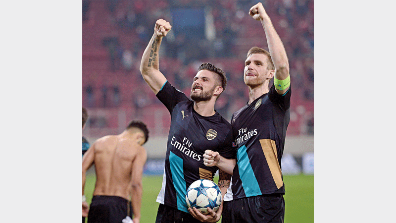 Arsenal, Chelsea through to last 16 
