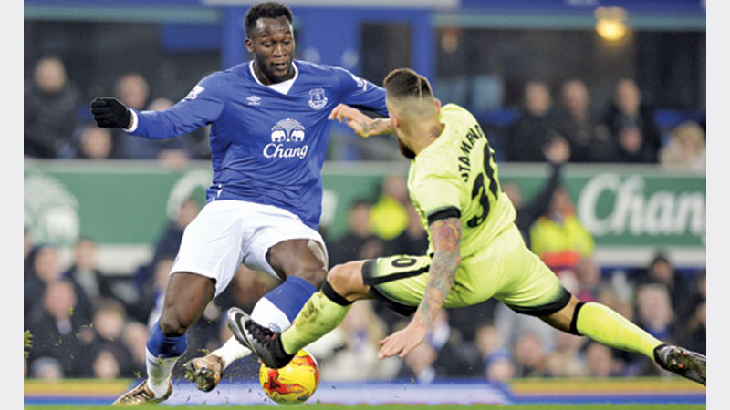 Lukaku gives Everton semifinal edge over City 