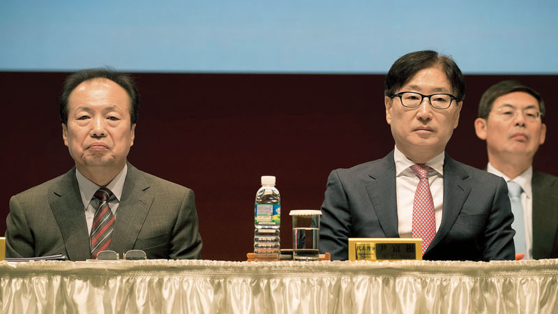 Smartphone maker Samsung backs away from planned split