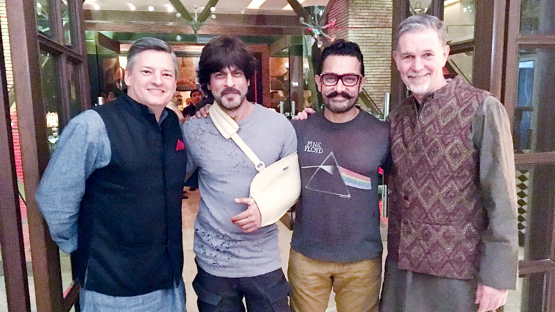 Shah Rukh hangs out with Aamir post-surgery