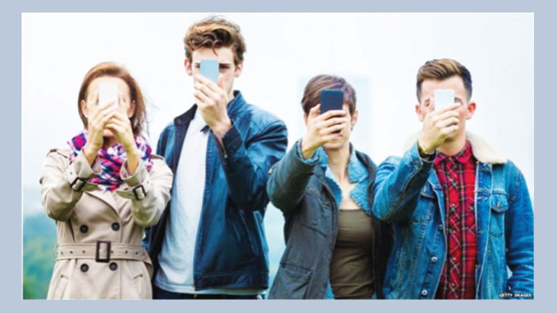 Smartphone 'addiction': Young people 'panicky' when denied mobiles
