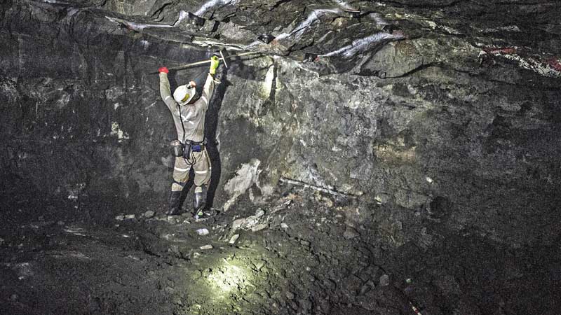 Africa mining stumbles, raising 
fears of job loss chaos