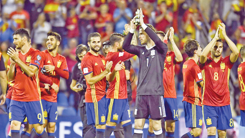 Spain shrug off Catalonia crisis to qualify