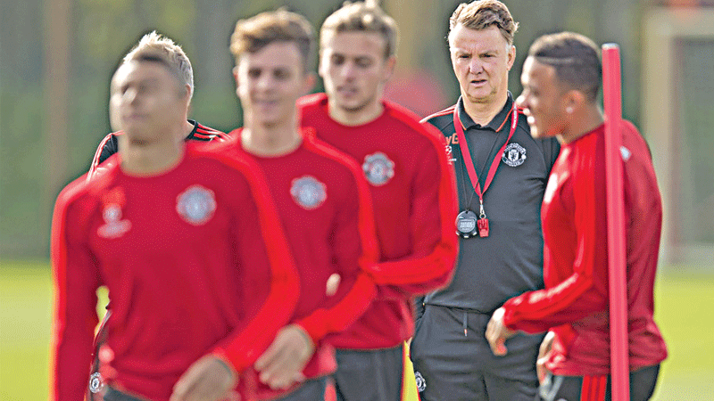 Under-fire Wenger faces ManU test 
