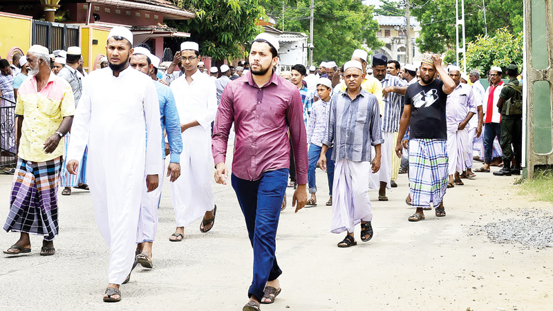 Sri Lanka Muslims hold subdued prayers amid tight security
