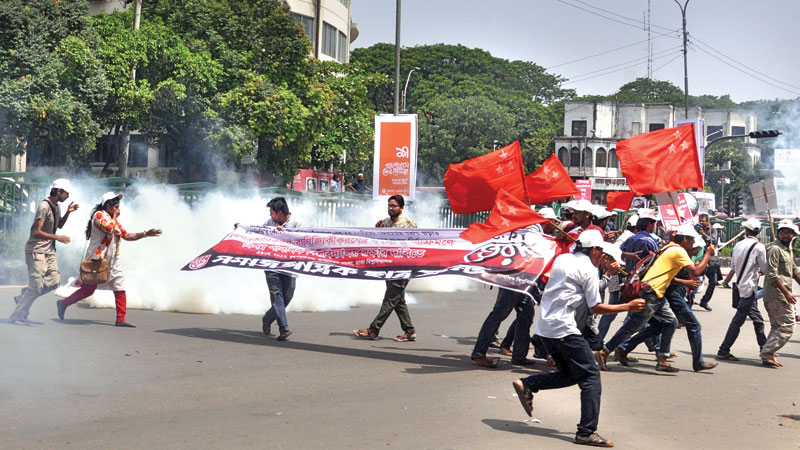 Students clash with cops at Shahbagh