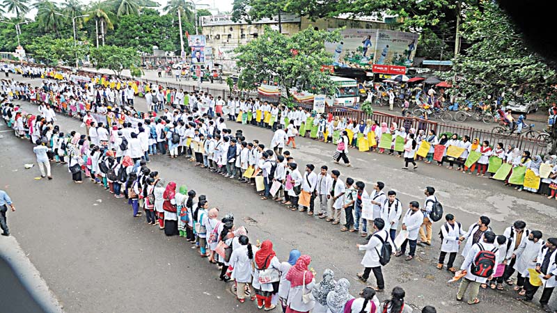 Medical students demonstrate for  
�carry on� system 