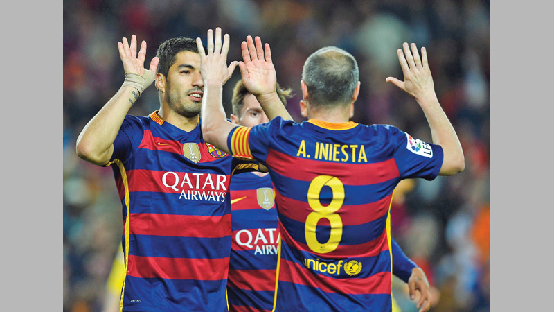 Four-star Suarez keeps Barcelona on top