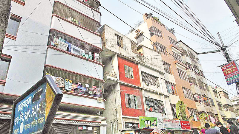 4-storey bldg tilts in capital