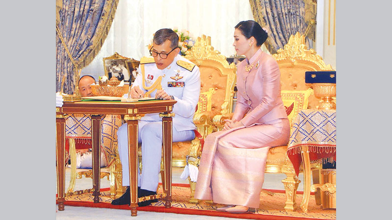Thai king makes ‘bodyguard’ his queen