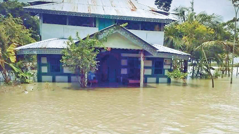 Tidal waters swamp 15,000 residents of 12 villages in Patuakhali 
