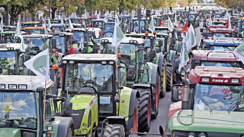 Mass tractor protest in Paris over plunging farm income