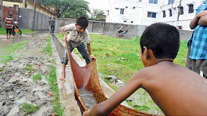 Rain paralyses city life