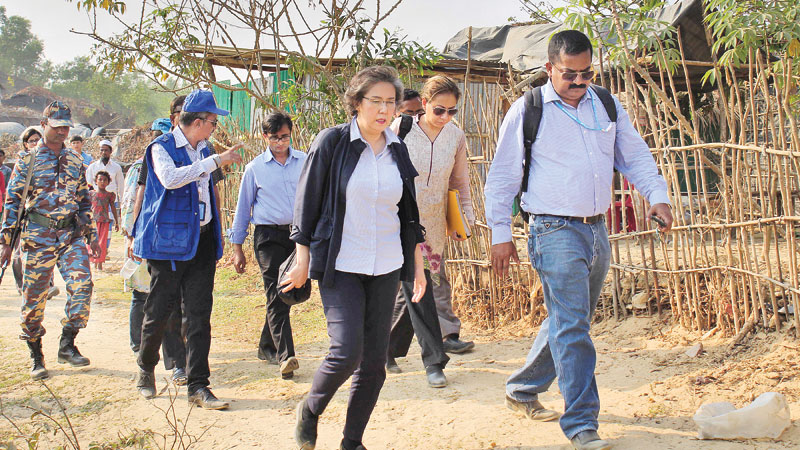 UN envoy Lee 
meets refugees 